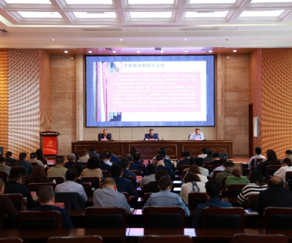 穩(wěn)扎穩(wěn)打，持續(xù)開(kāi)拓奮進(jìn)； 思路創(chuàng)新，力求優(yōu)質(zhì)發(fā)展