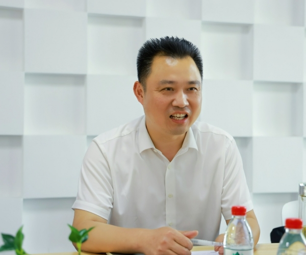 嘉興國(guó)家高新區(qū)管委會(huì)俞春明主任調(diào)研嘉欣絲綢，為發(fā)展鼓勁?